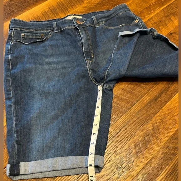 Levi's Bermuda Denim Shorts with Rolled Hem Plus Size 14 / 32" - Picture 3 of 8